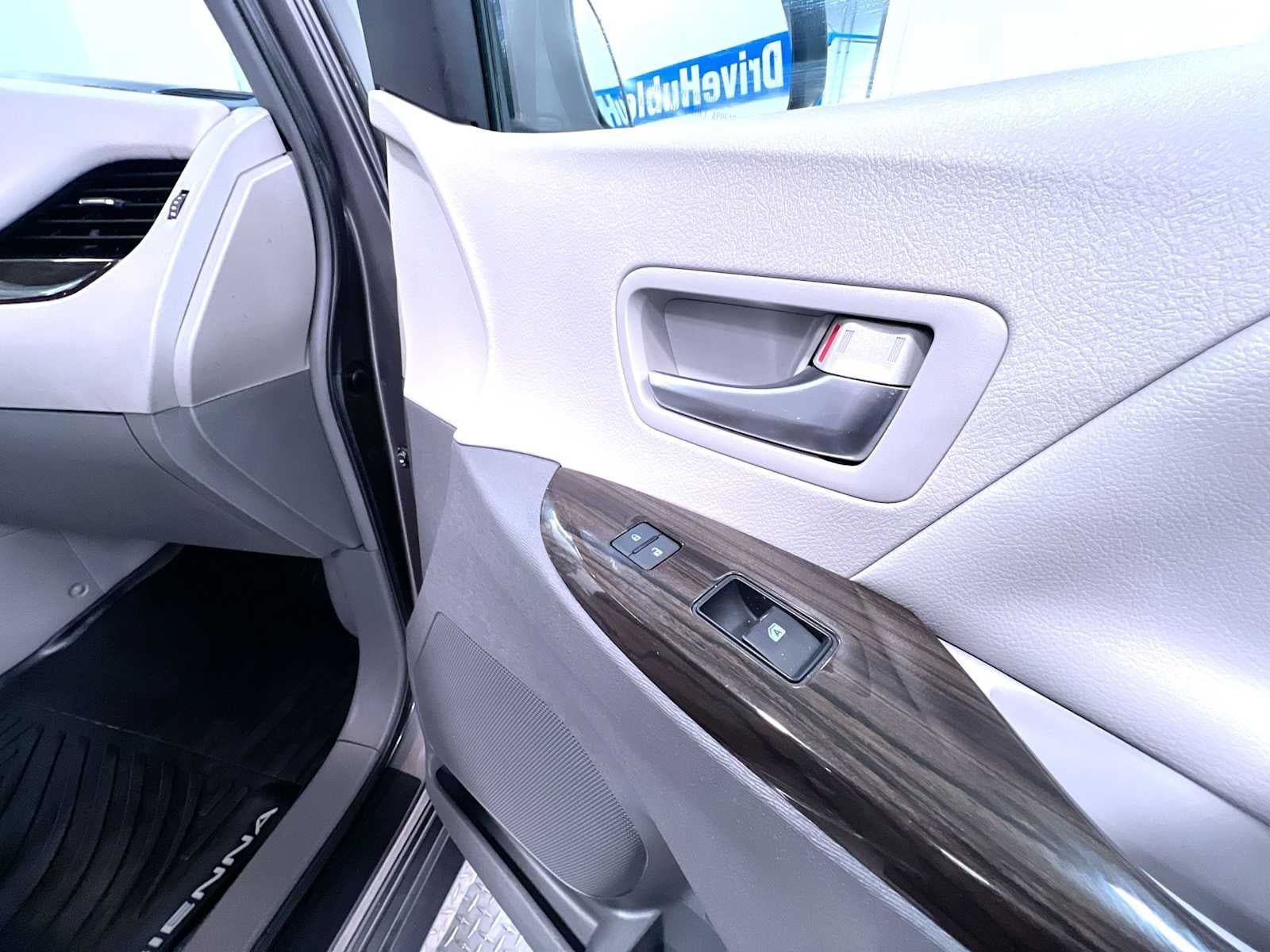 Used 2019 Toyota Sienna XLE w/ XLE Navigation Package FWD image 37