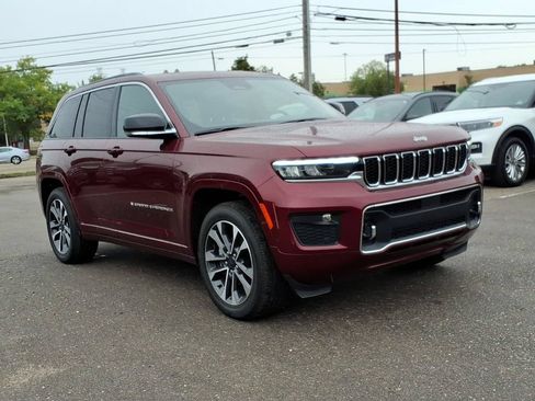 Used 2025 Jeep Grand Cherokee Overland w/ Trailer Tow Package AWD/4WD image 7