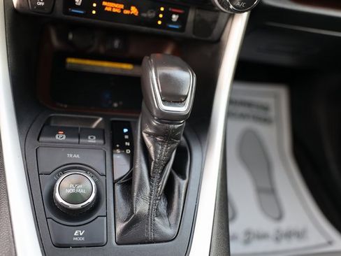 Used 2020 Toyota RAV4 Limited image 32