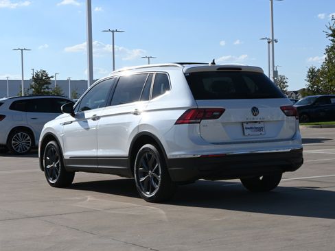 Used 2023 Volkswagen Tiguan SE w/ Panoramic Sunroof Package FWD image 7