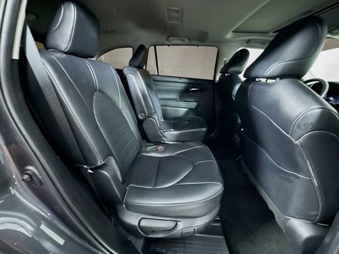 Used 2023 Toyota Highlander XLE FWD image 37