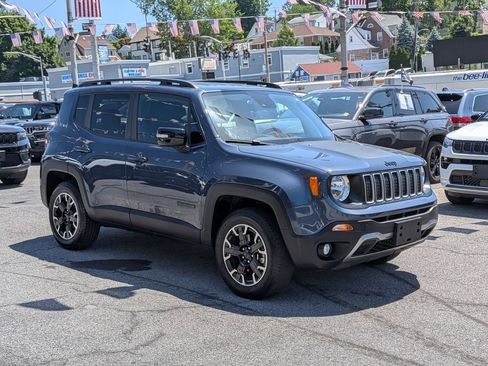 Used 2023 Jeep Renegade Latitude AWD/4WD image 4