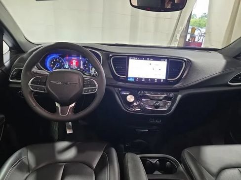 Used 2025 Chrysler Pacifica Select FWD image 8