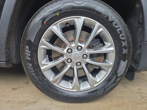 Used 2020 Jeep Cherokee Latitude Plus FWD image 30