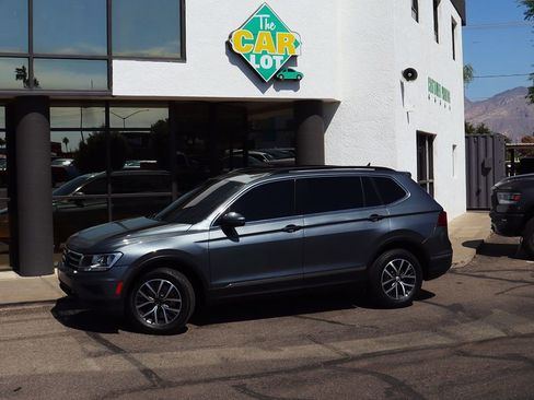Used 2018 Volkswagen Tiguan SE w/ Panoramic Sunroof Package image 4