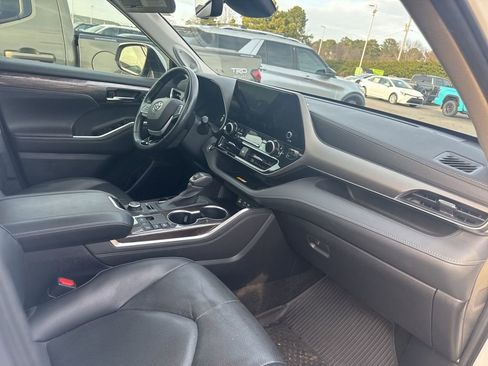 Used 2023 Toyota Highlander Limited image 14