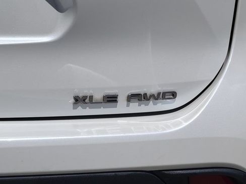 Used 2020 Toyota Highlander XLE AWD/4WD image 13