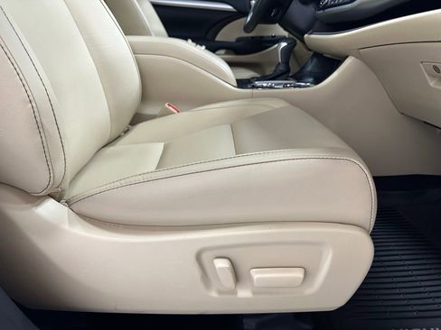 Used 2019 Toyota Highlander XLE AWD/4WD image 58