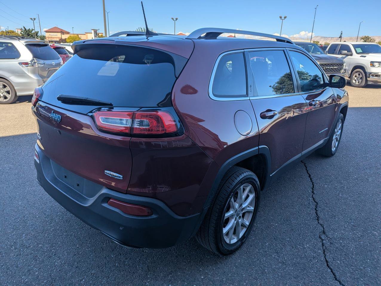 Used 2018 Jeep Cherokee Latitude w/ Cold Weather Group AWD/4WD image 5