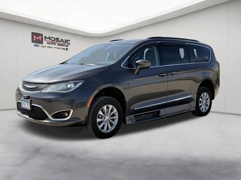 Used 2017 Chrysler Pacifica Touring-L FWD image 4