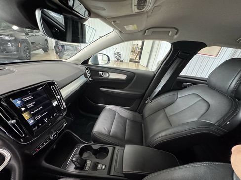 Used 2021 Volvo XC40 T5 Momentum image 3