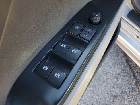 Used 2019 Toyota Camry SE image 18