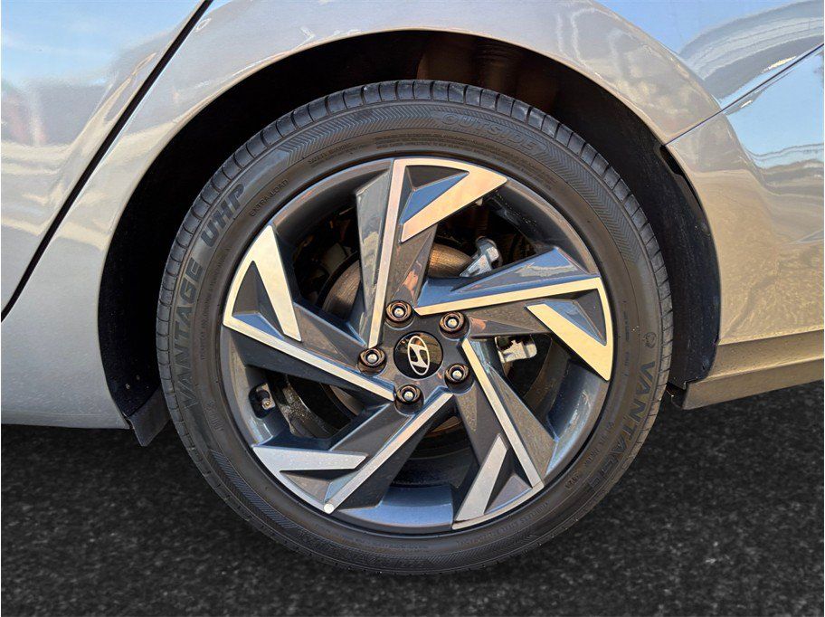 Used 2025 Hyundai Elantra SEL FWD image 14