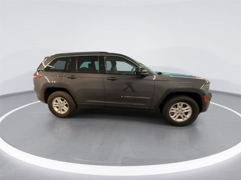 Used 2023 Jeep Grand Cherokee Laredo w/ Luxury Tech Group I AWD/4WD image 8