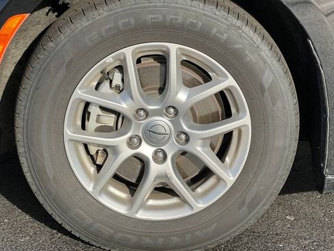 Used 2024 Chrysler Pacifica Touring-L image 12