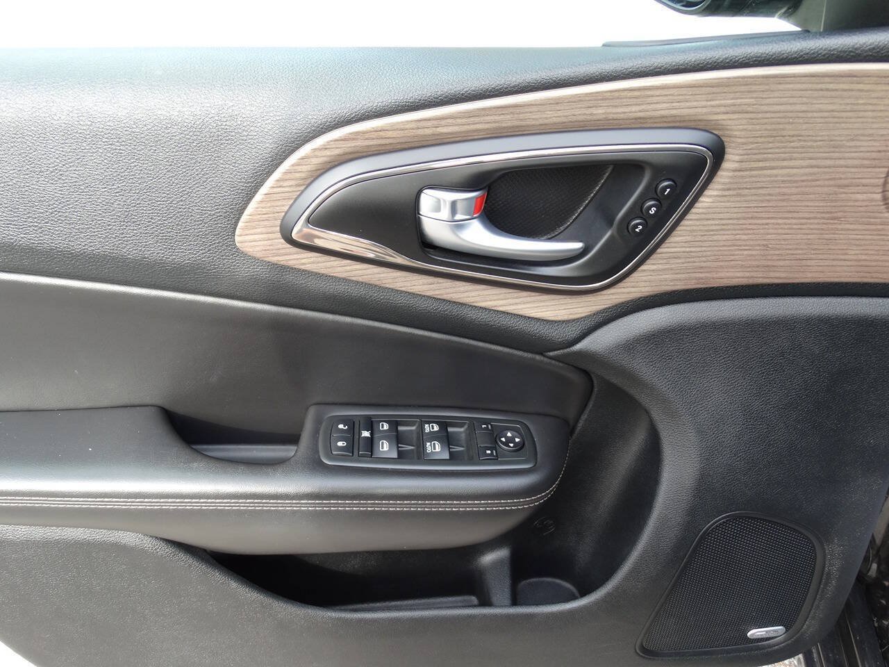 Used 2015 Chrysler 200 C w/ Safetytec Group FWD image 16