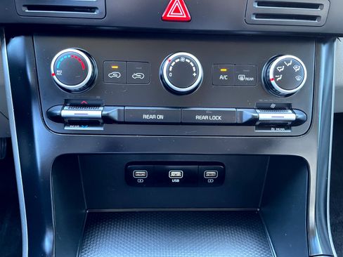Used 2022 Kia Carnival LX FWD image 18