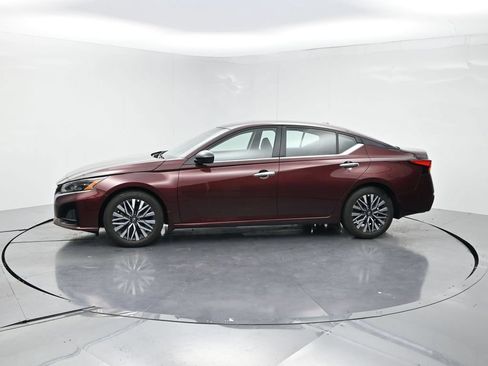 Used 2024 Nissan Altima 2.5 SV FWD image 3