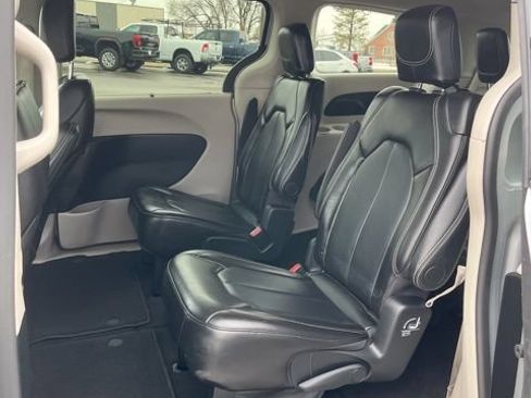 Used 2024 Chrysler Pacifica Touring-L FWD image 31