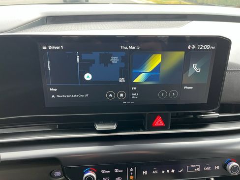 Used 2025 Kia Carnival image 21