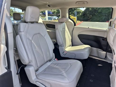 Used 2021 Chrysler Pacifica Touring-L FWD image 19