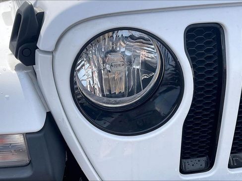 Used 2022 Jeep Wrangler Unlimited Sahara AWD/4WD image 30