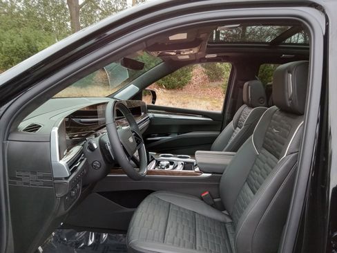 Used 2026 Cadillac Escalade Platinum Sport w/ LPO, ONYX Package image 10