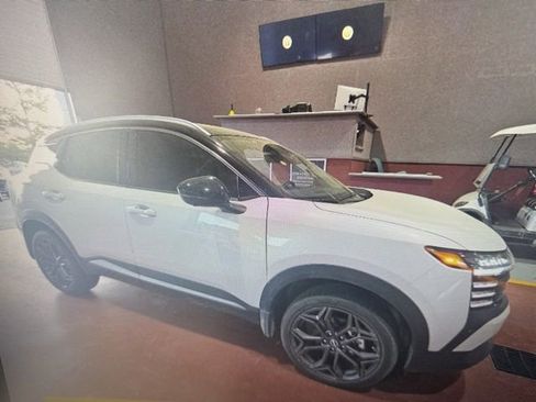 Used 2025 Nissan Kicks SR image 3