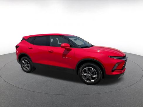 Used 2025 Chevrolet Blazer LT FWD image 2