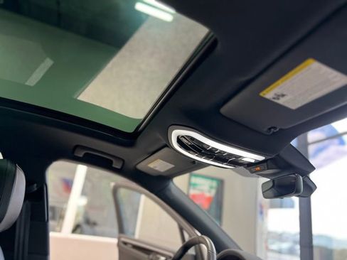 Used 2023 Porsche Macan Turbo image 31