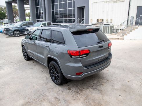 Used 2022 Jeep Grand Cherokee Laredo X image 9