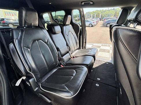 Used 2018 Chrysler Pacifica Limited FWD image 31
