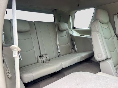 Used 2018 Cadillac Escalade Luxury RWD image 29