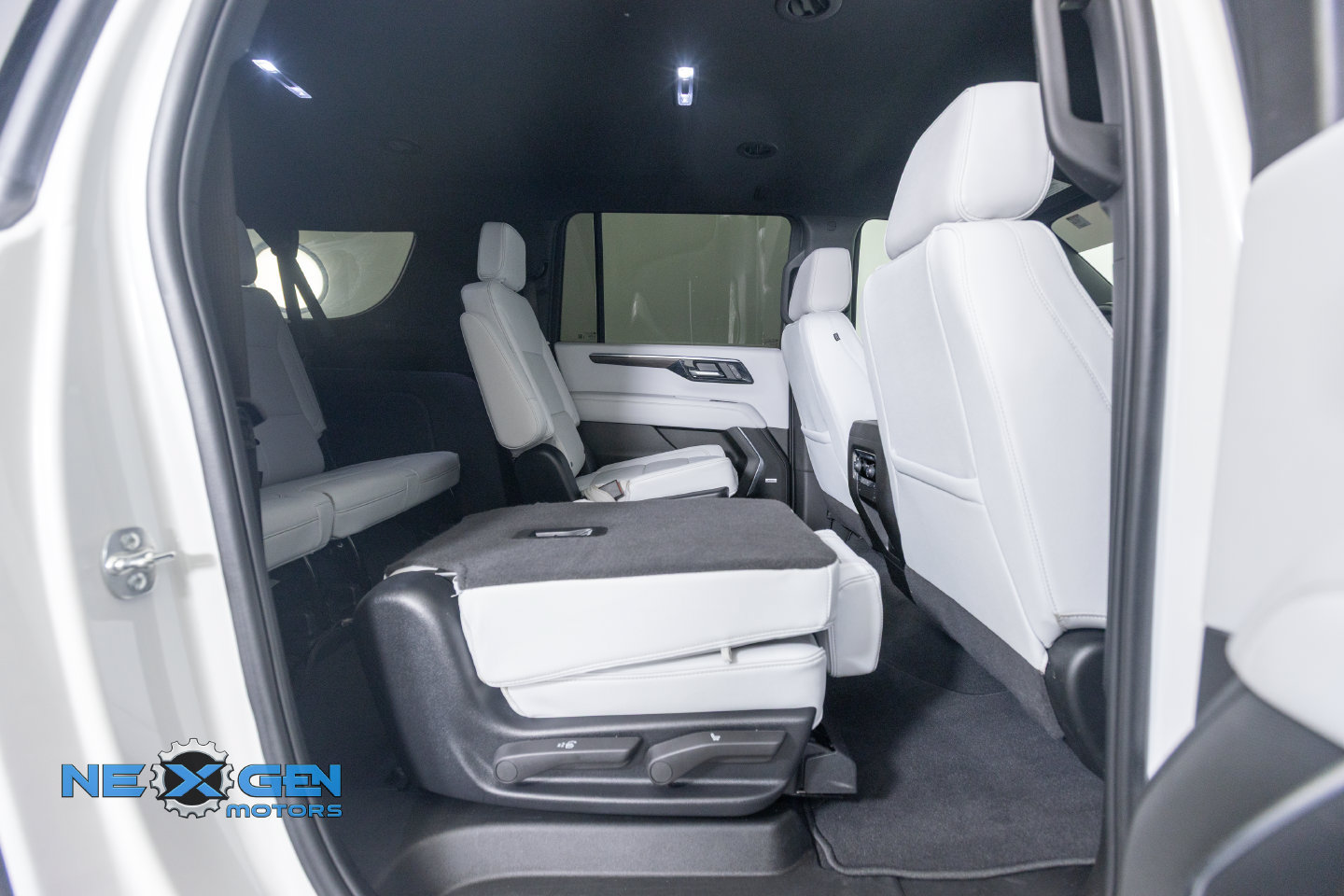 Used 2025 Chevrolet Suburban Premier AWD/4WD image 42