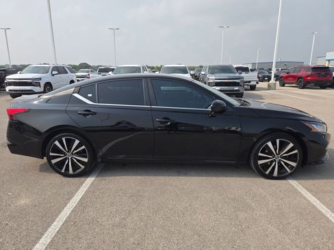 Used 2021 Nissan Altima 2.5 SR FWD image 2