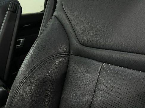 Used 2018 Land Rover Discovery SE image 19