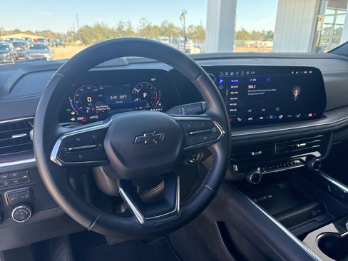 Used 2025 Chevrolet Suburban Z71 image 16