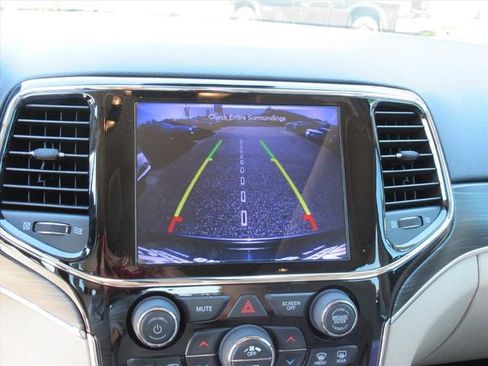 Used 2020 Jeep Grand Cherokee Limited w/ Luxury Group II image 23