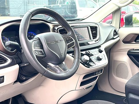 Used 2022 Chrysler Voyager LX image 10