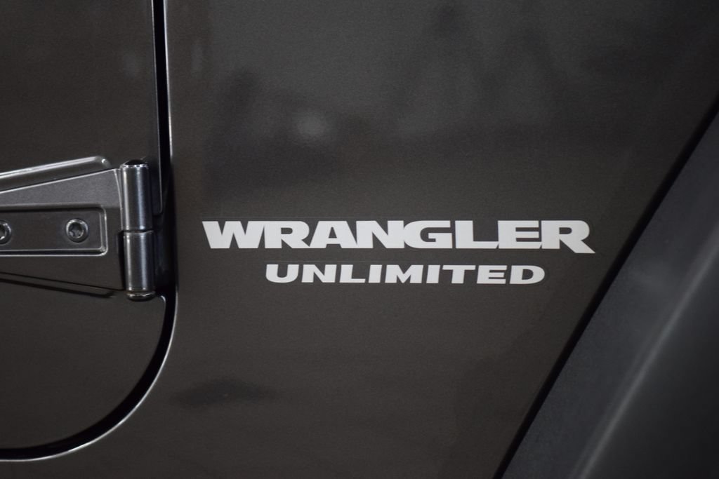 Used 2017 Jeep Wrangler Unlimited Rubicon w/ Connectivity Group AWD/4WD image 17