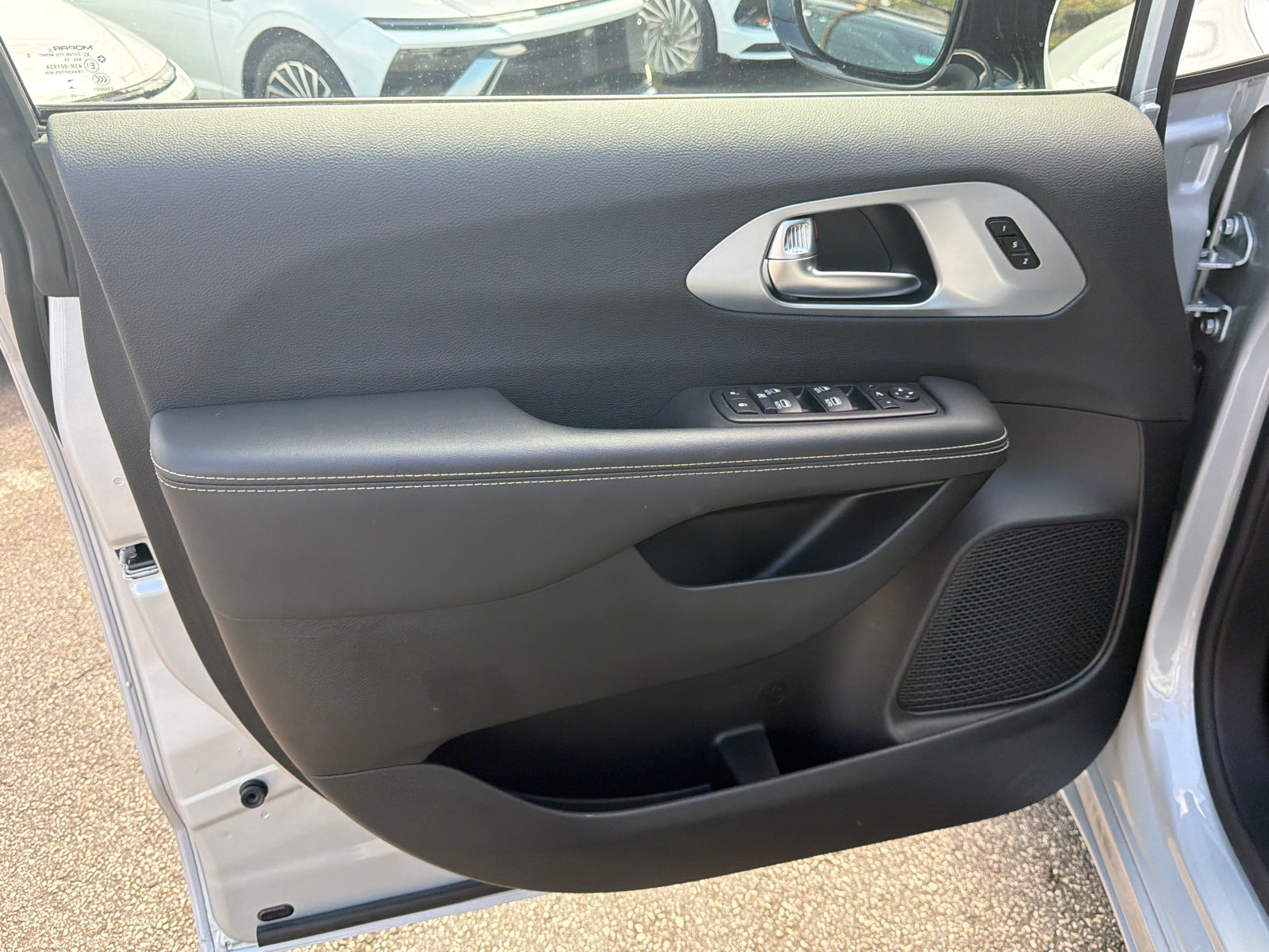 Used 2026 Chrysler Pacifica Limited FWD image 11