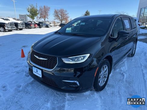 Used 2025 Chrysler Pacifica Select image 12