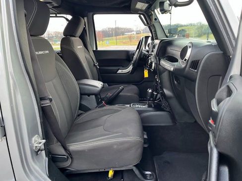 Used 2017 Jeep Wrangler Unlimited Rubicon w/ Connectivity Group image 36
