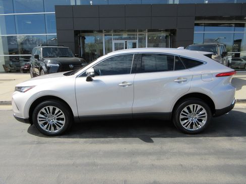 Used 2024 Toyota Venza XLE image 3