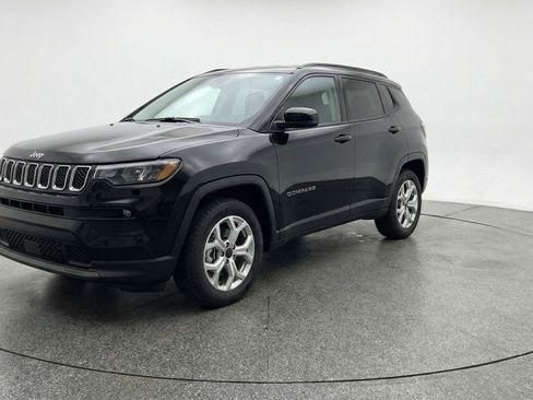 Used 2025 Jeep Compass Latitude image 2