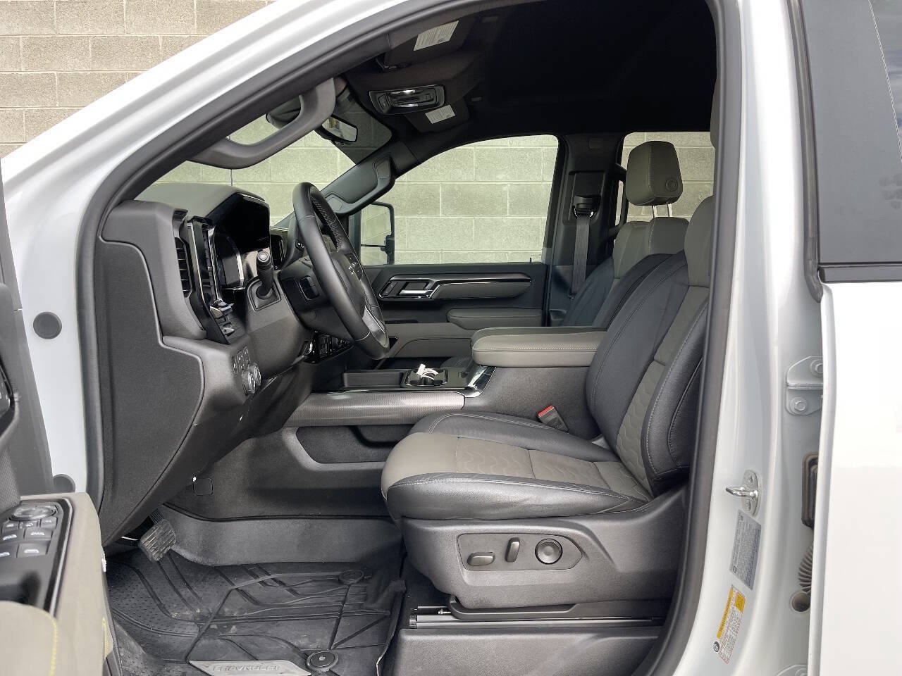 Used 2026 Chevrolet Silverado 2500 ZR2 AWD/4WD image 11