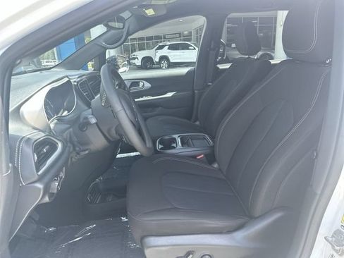 Used 2024 Chrysler Pacifica Touring FWD image 30