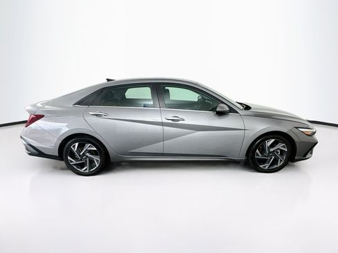 Used 2025 Hyundai Elantra Limited FWD image 10