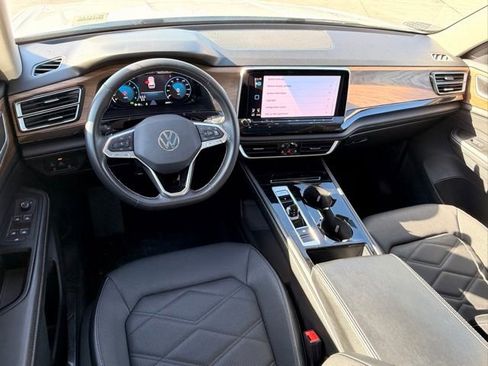 Used 2024 Volkswagen Atlas SE w/ Panoramic Sunroof Package FWD image 11