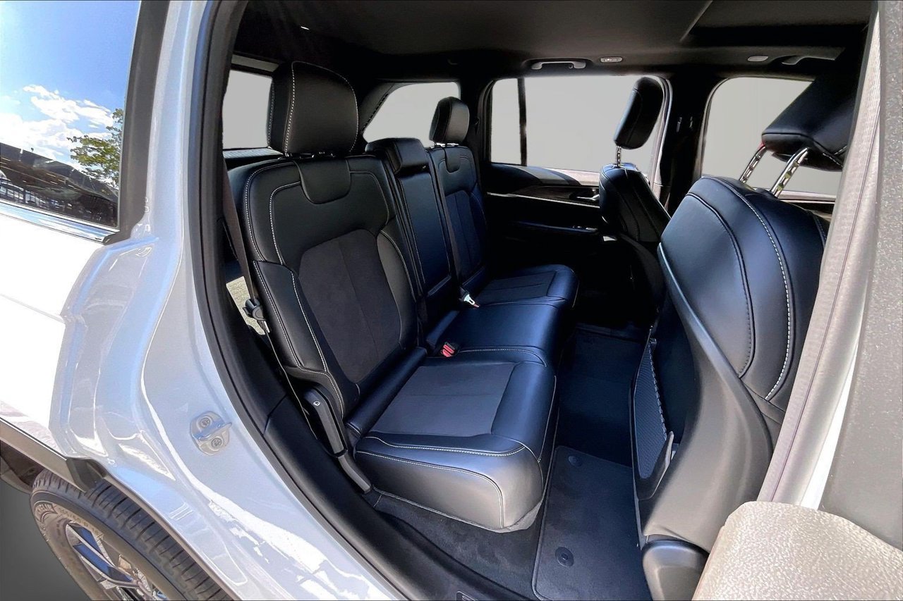 New 2027 Jeep Grand Cherokee Altitude RWD image 20